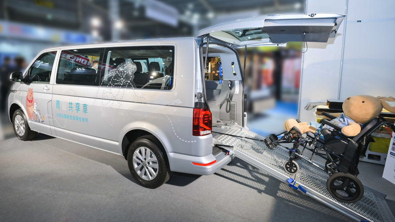 車廂後方可折疊坡道達成輪椅友善空間
