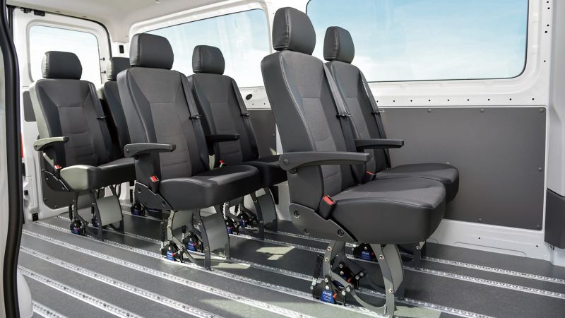 配備「聰明變」鋁合金無段式滑軌地板、採用快拆設計及安全帶配備的6組單人獨立座椅，可依照不同需求自行調整座椅位置，為乘客提供舒適的乘坐空間。