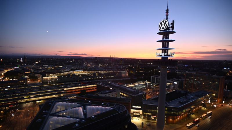 Panorama of Volkswagen’s Hannover site at night