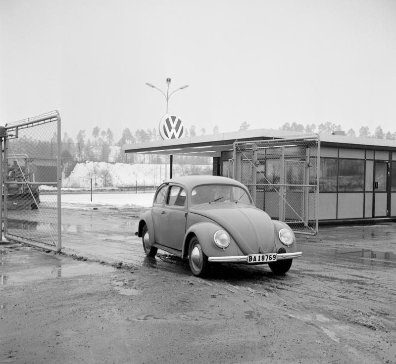 46:an kommer till Volkswagen Centrum i Södertälje, i januari 1965.