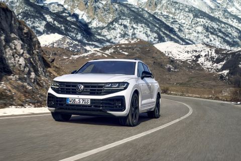 Volkswagen Touareg circulando por una carretera de montaña