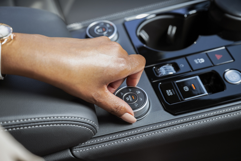 View of the cockpit in the VW Touareg Elegance eHybrid, the display shows the options for setting the driving profile.