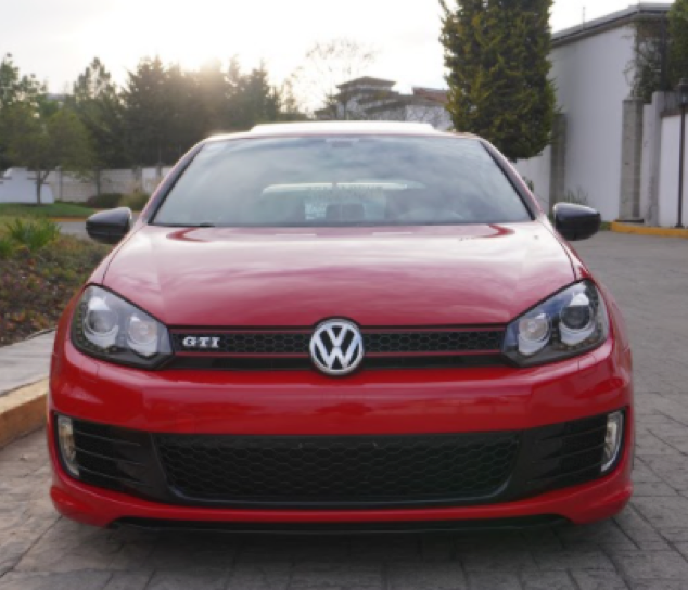 Frente de Golf GTI rojo sexta generación