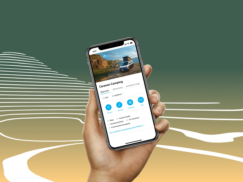 Eine Hand hält ein Smartphone mit der California App vor einem Hintergrund mit stilisierten Höhenlinien.