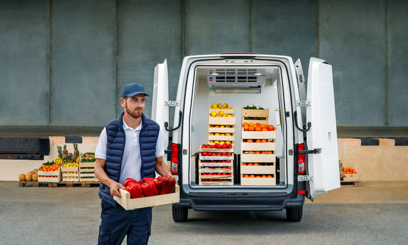 La parte trasera del VW Crafter Fresh Van siendo cargada con cajas de fruta