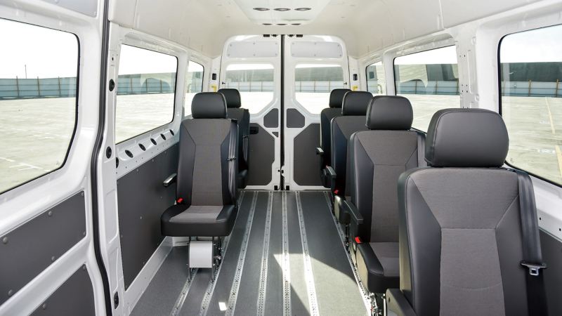配備「聰明變」鋁合金無段式滑軌地板、採用快拆設計及安全帶配備的6組單人獨立座椅，可依照不同需求自行調整座椅位置，為乘客提供舒適的乘坐空間。
