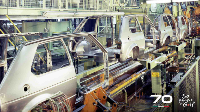 Volkswagen Golf, uno de los autos más vendidos en el mundo, cumple 50 años. Explora su historia y presente en México.