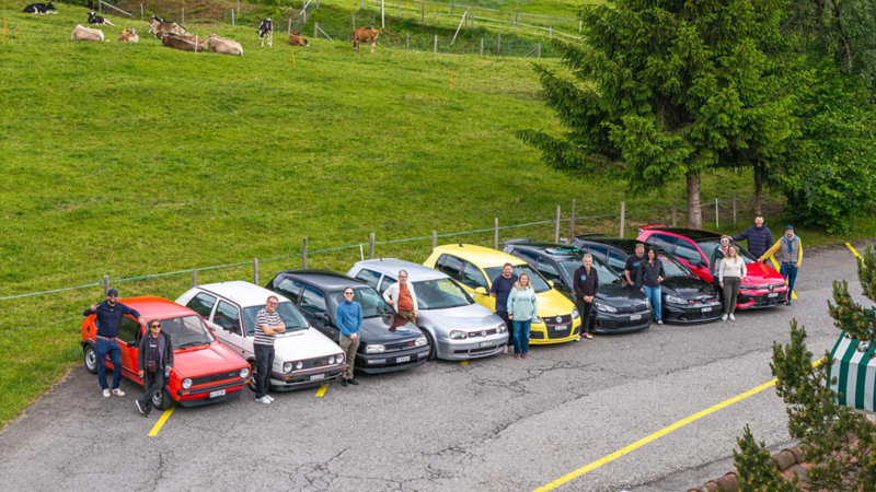 Otto generazioni della Volkswagen GTI con le rispettive proprietarie e i rispettivi proprietari nelle Alpi.