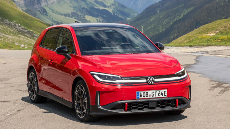 Volkswagen ID. Polo GTI su una strada di montagna nelle Alpi.