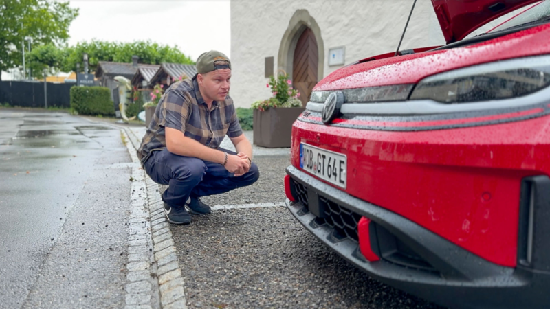 Michel Blumenstein davanti alla Volkswagen ID. Polo GTI.