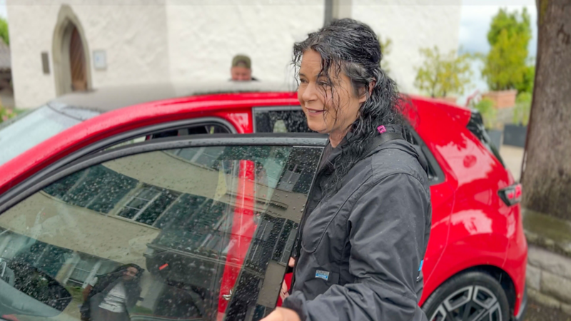 Bianka Wuchner accanto a una Volkswagen ID. Polo GTI rossa.