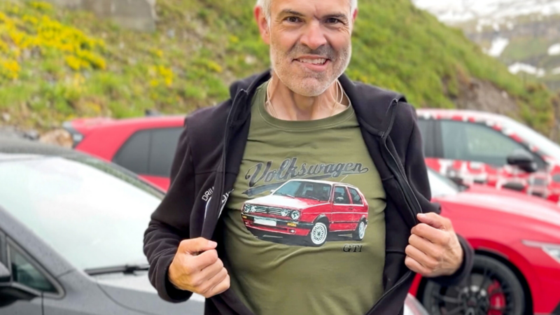 Ivo Schneider con una maglietta Volkswagen Golf GTI.