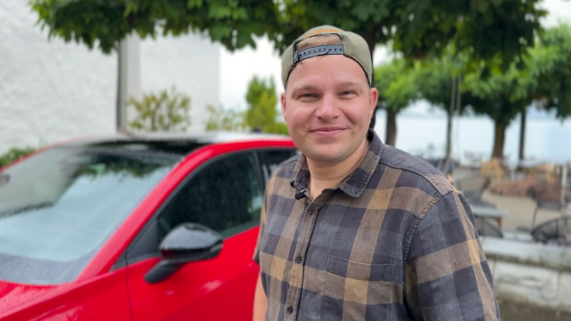 Michel Blumenstein davanti a una Volkswagen ID. Polo GTI rossa.