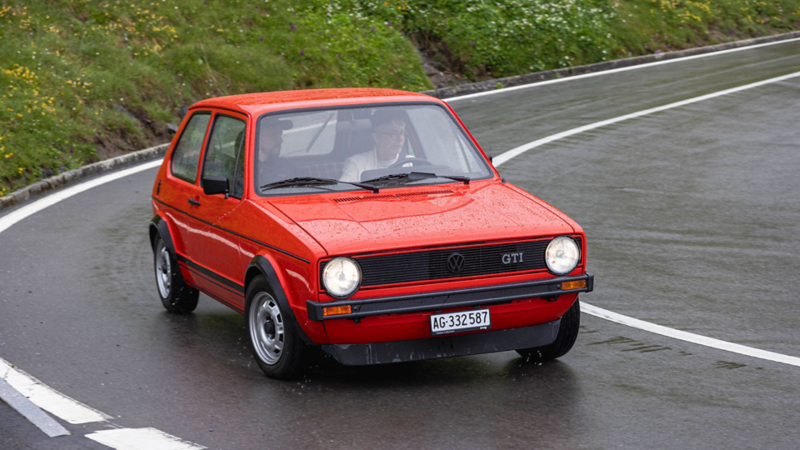 Volkswagen Golf GTI di prima generazione su una strada di montagna nelle Alpi.