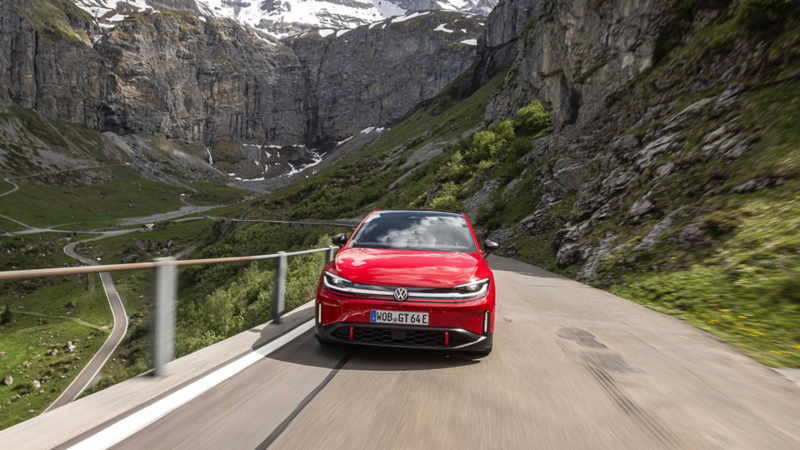 Volkswagen ID. Polo GTI su una strada di montagna nelle Alpi.