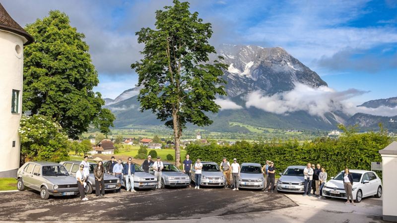 Viele unterschiedliche Golf Modelle stehen auf einem grossen Platz