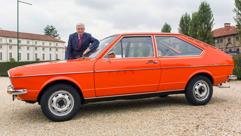 Giorgietto Giugiaro se tient derrière une Golf orange