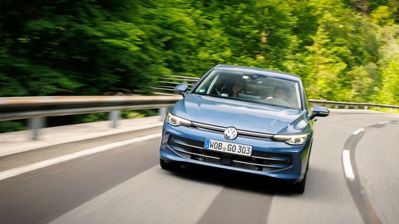 Una nuova VW Golf percorre una strada