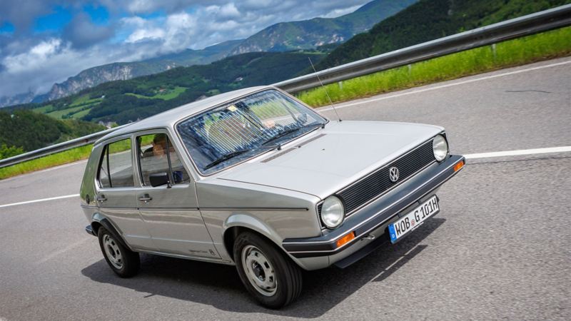 Ein alter VW Golf fährt auf einer Landstrasse