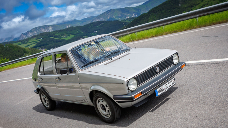 Ein alter VW Golf fährt auf einer Landstrasse