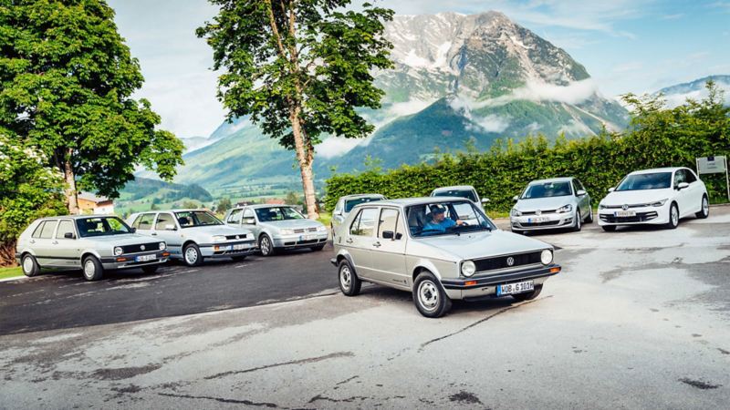 Viele unterschiedliche Golf Modelle stehen auf einem grossen Platz