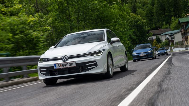 Mehrere neue VW Golf Modelle fahren auf einer Strasse