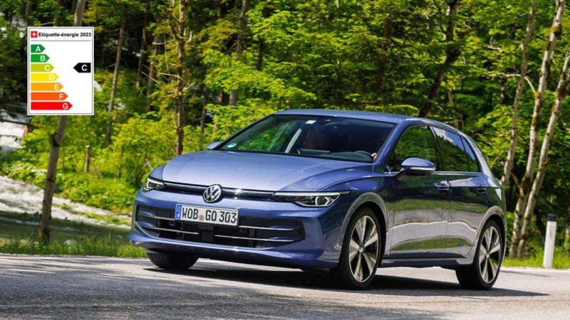 Une VW Golf neuve est garée sur une petite place