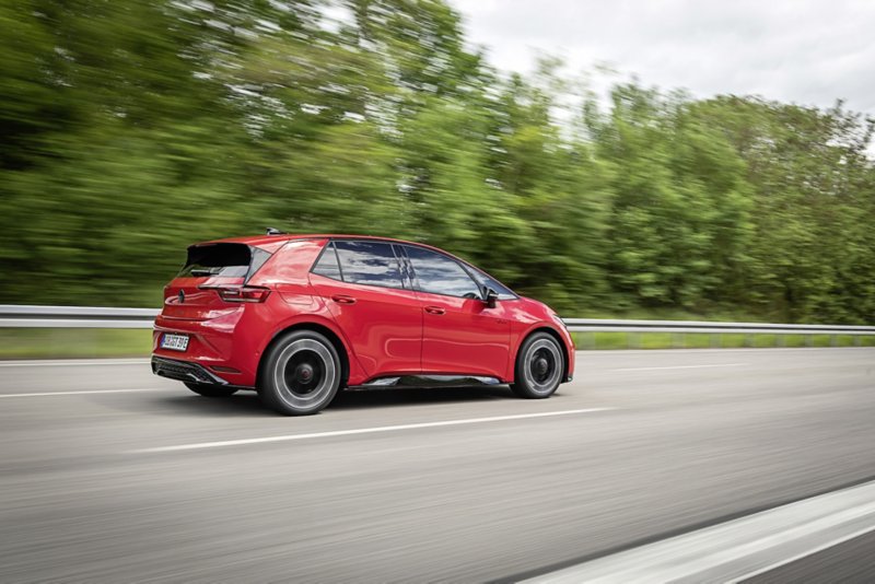 Volswagen ID.3 GTI körandes på en väg.