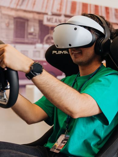 Chico conduciendo con gafas de realidad virtual