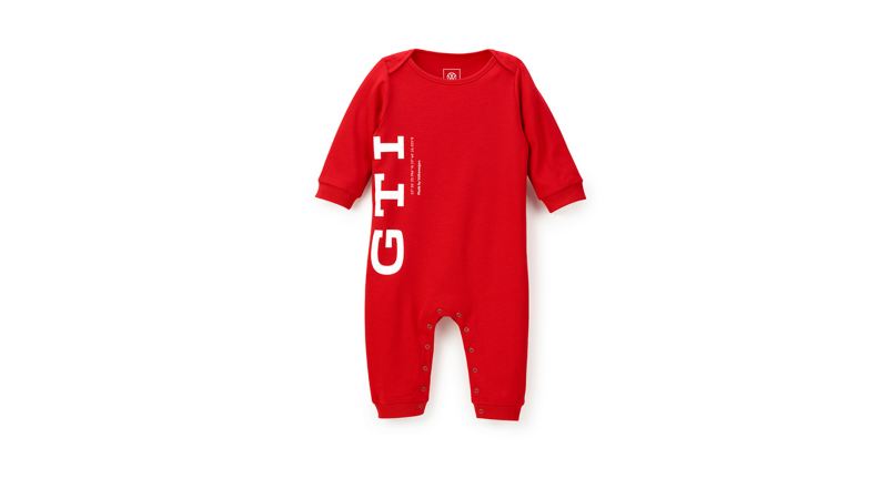 Mameluco de bebé en color rojo, con letras GTI estampadas en la parte derecha de prenda.