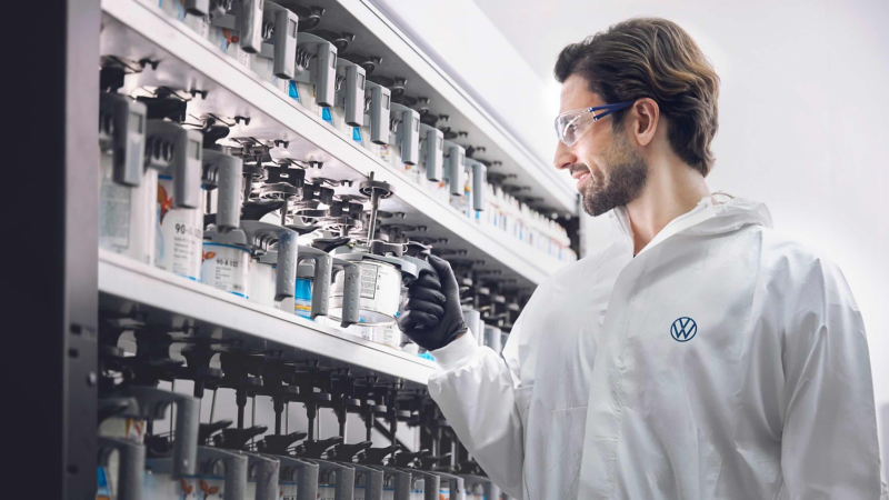 Un technicien Volkswagen Véhicules Utilitaires vérifie des pistolets à peinture