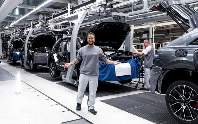 Trauffer steht vor seinem Touareg in der Fabrik
