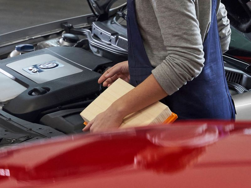 Un employé de VW services vérifie une voiture Volkswagen dans un atelier de réparation Volkswagen