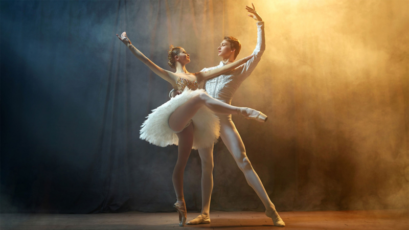 Eine Balletttänzerin und ein Balletttänzer tanzen eine Figur auf der Bühne