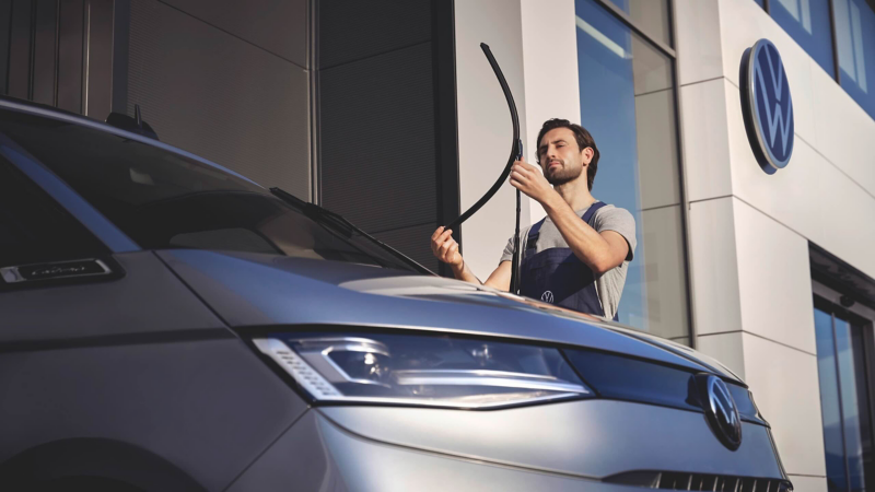 Un technicien Volkswagen Véhicules Utilitaires vérifie un balai d'essuie-glace avant
