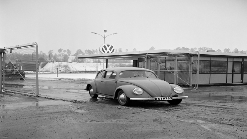46:an kommer till Volkswagen Centrum i Södertälje, i januari 1965.