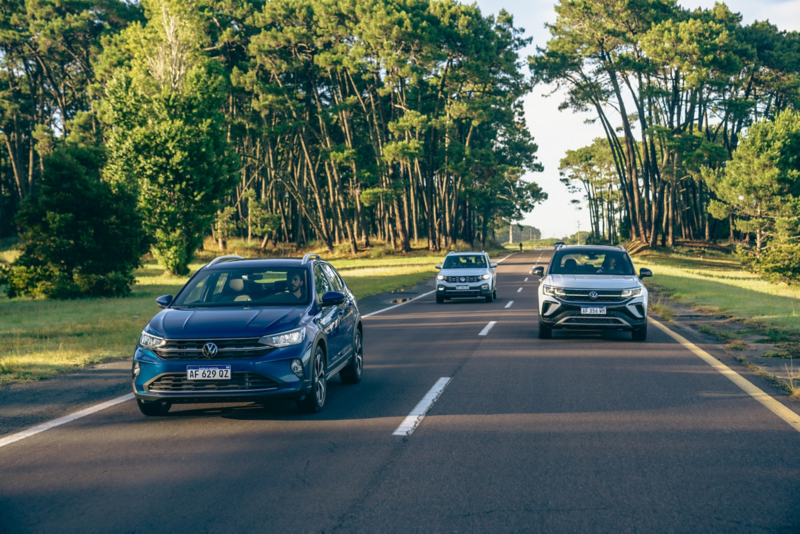Tres vehículos de la familia SUVW andando en una ruta y fotografiados de frente