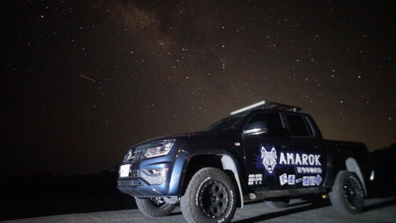 珍珠黑色Amarok停在星空底下