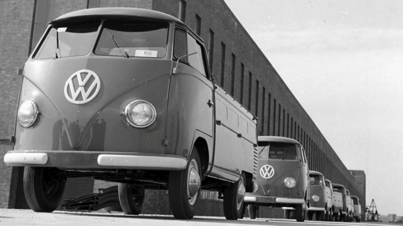 Diversi vecchi VW Bulli sono in fila