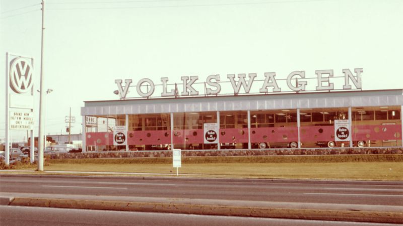 Vieille photo d'un concessionnaire VW dans les années 1960 