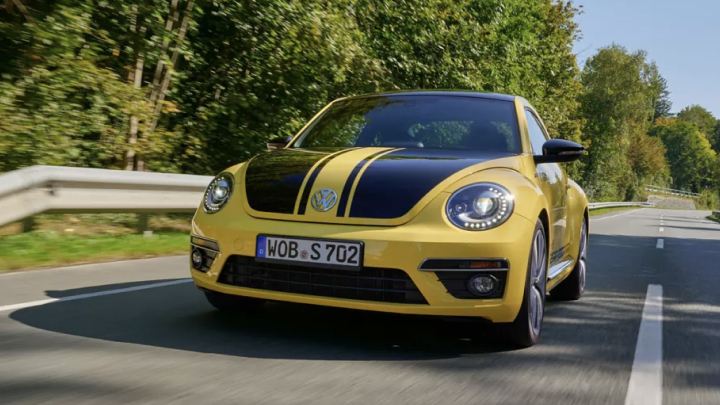 Un Volkswagen Beetle amarillo