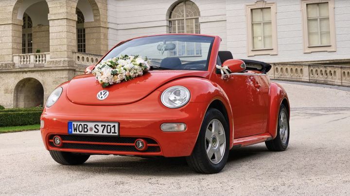 Un Volkswagen Beetle rojo