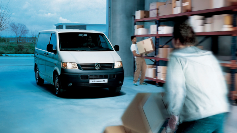 Personas descargando mercancía de un Transporter quinta generación