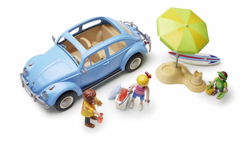 Collezione di Playmobil con 3 personaggi, un ombrellone e un Maggiolino Volkswagen.