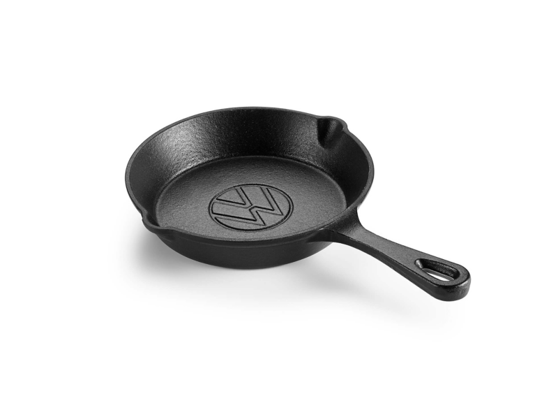 Photo showing the cast iron griddle pan product.