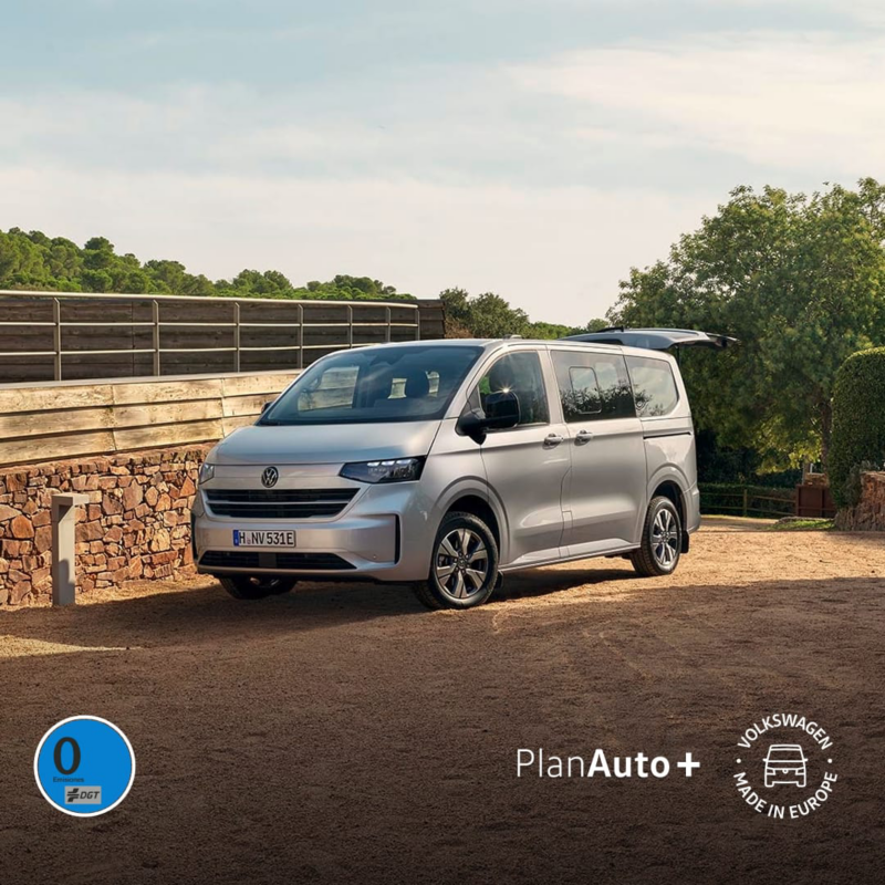 Una Volkswagen Caravelle gris aparcada en el campo