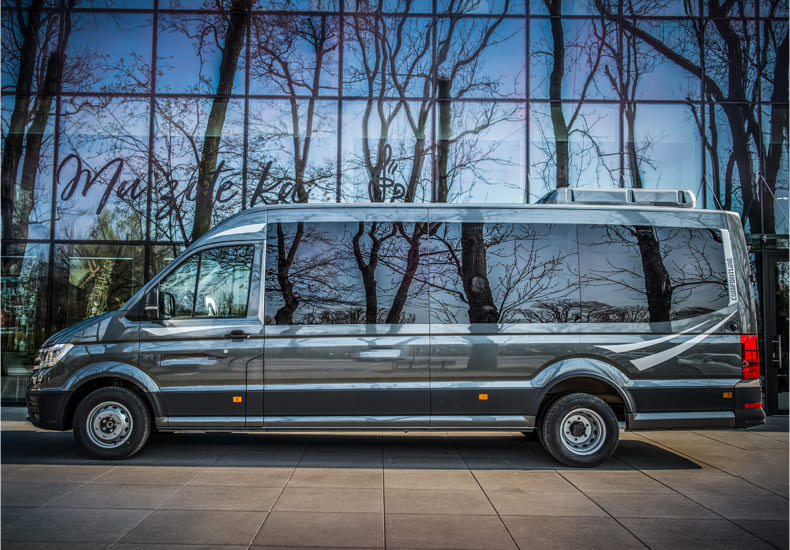 Volkswagen Crafter w zabudowie autobus.