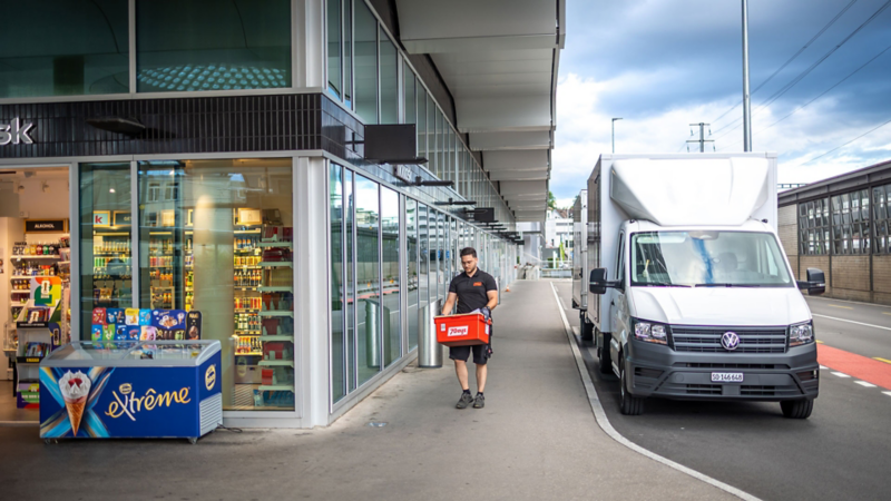 Livraison de marchandises avec un Volkswagen Crafter à chargement traversant de 7Days.