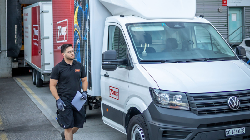 Volkswagen Crafter à chargement traversant de 7Days en intervention sur le site logistique.