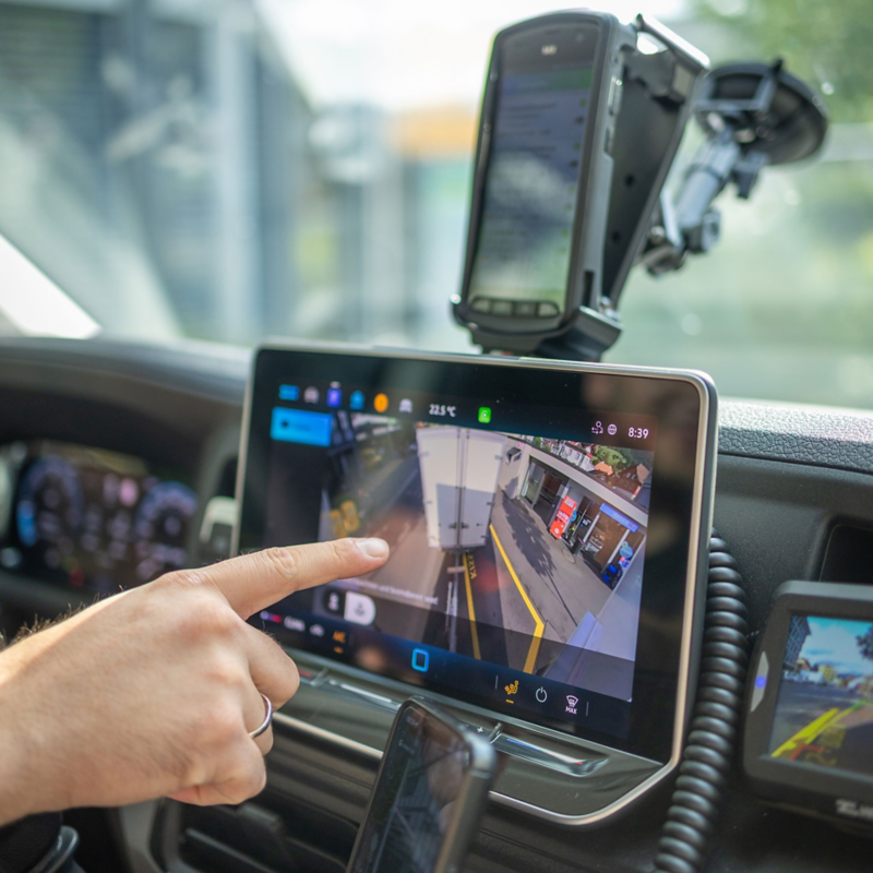 Copilot said:  Système de navigation et de caméras dans le cockpit d’un Volkswagen Crafter à chargement traversant.
